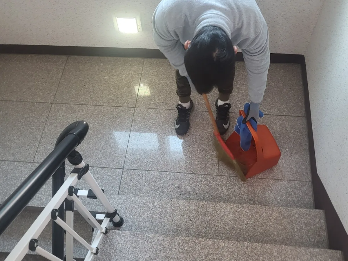 동구 좌천동 빌라 공동현관 장비 주변 정밀 위생청소 사례 - 행진크린